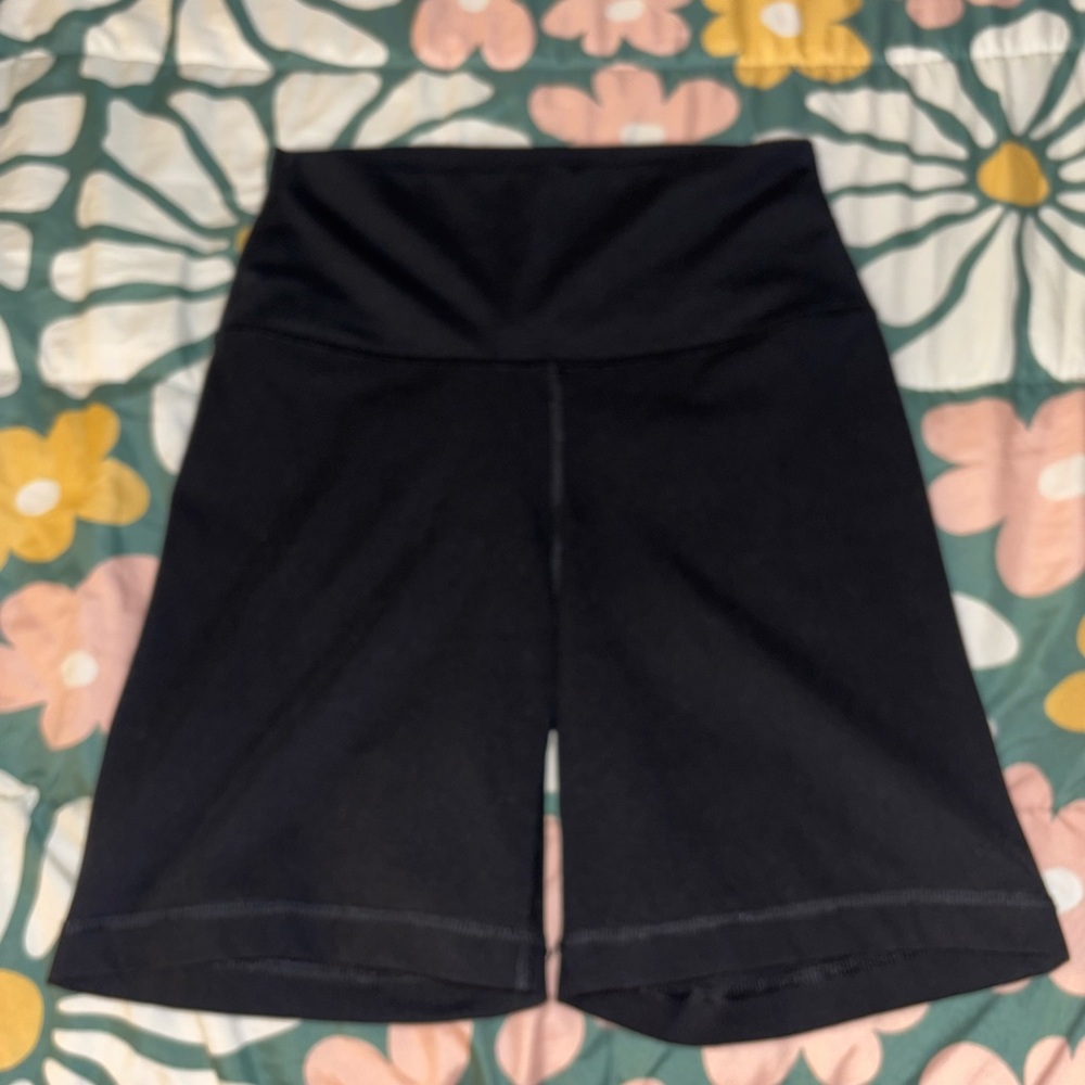 Size Small 90 Degree Everyday Black 7” Short